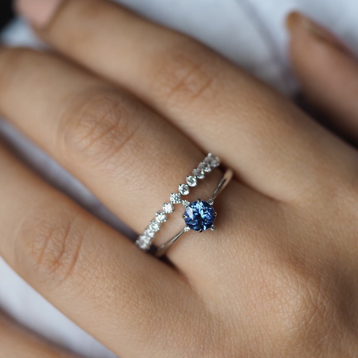 blue sapphire and diamond ring