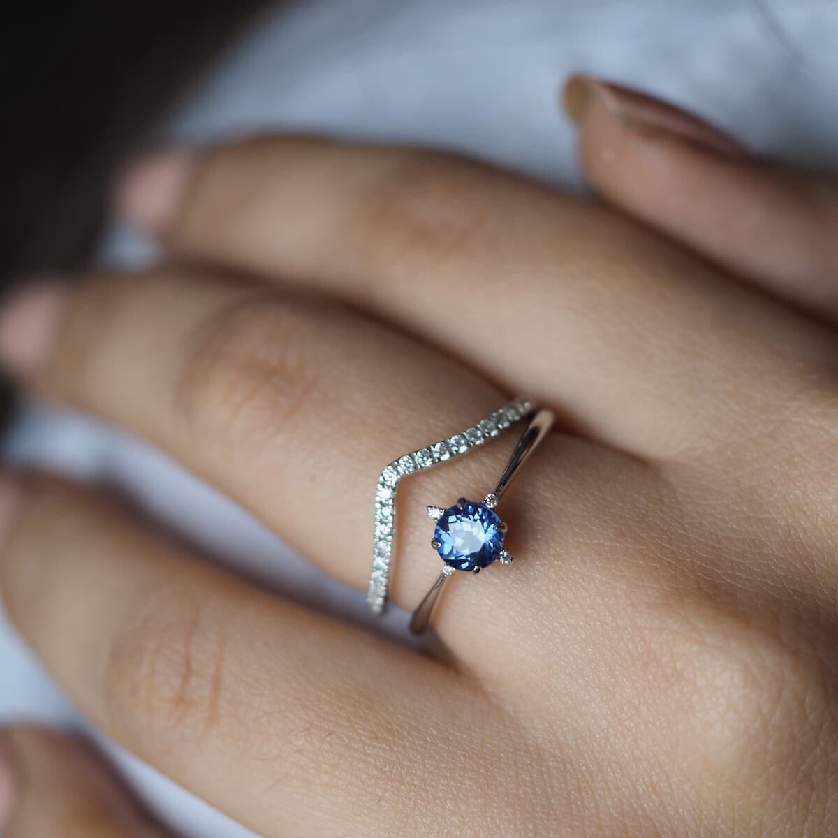 blue sapphire and diamond ring