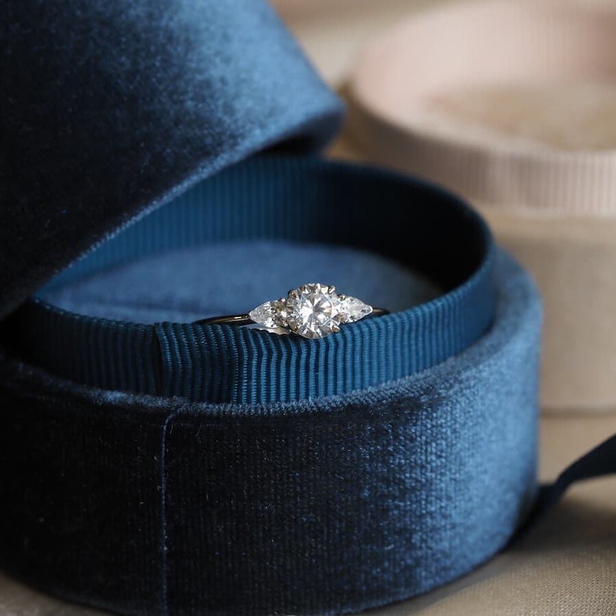 Jude solitaire with pear shape of diamond
